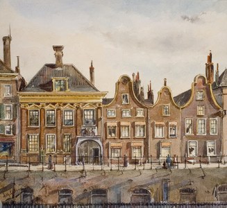 119810 Gezicht op de voorgevel van het Muntmeestershuis (Oudegracht Weerdzijde 73) te Utrecht en de huizen ten zuiden ...